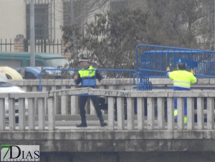 Colisiona y arranca 4 bolardos de seguridad del puente Nuevo