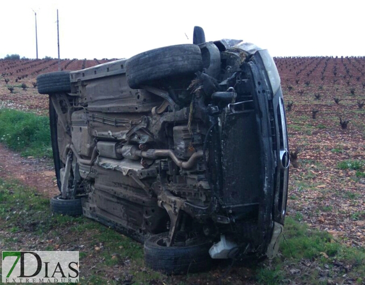 Abandona su vehículo tras accidentarse