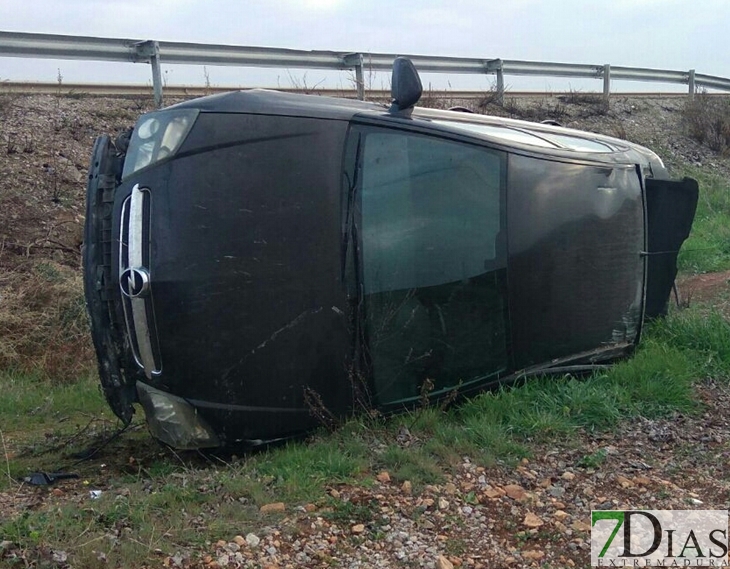 Abandona su vehículo tras accidentarse