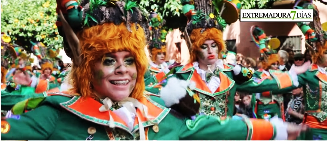 La Comparsa &quot;Los Mismos&quot; encargada de abrir el desfile de carnaval