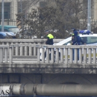 Colisiona y arranca 4 bolardos de seguridad del puente Nuevo