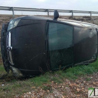 Abandona su vehículo tras accidentarse