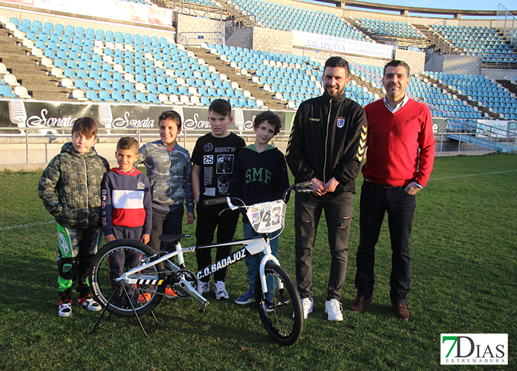 Rubén Tanco presenta su nueva bicicleta blanquinegra