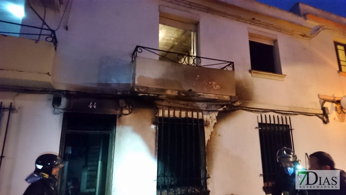 Los bomberos salvan la vida a varios vecinos de Almendralejo