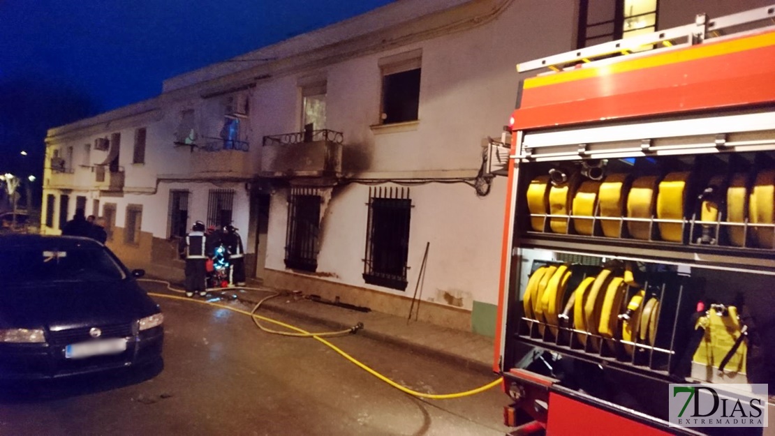 Los bomberos salvan la vida a varios vecinos de Almendralejo