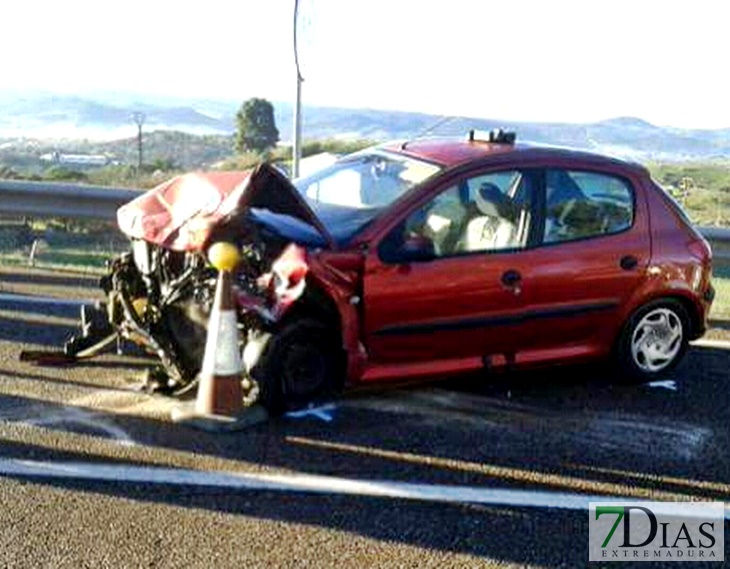 Tres heridos en la colisión frontal de dos vehículos