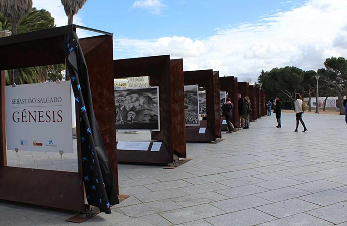 Los orígenes del mundo en una exposición en la plaza del Teatro Romano