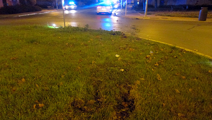 Un conductor ebrio empotra su coche contra una rotonda