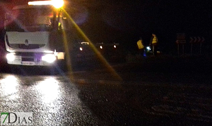 Familiares rescatan a una accidentada en la carretera Badajoz-Montijo