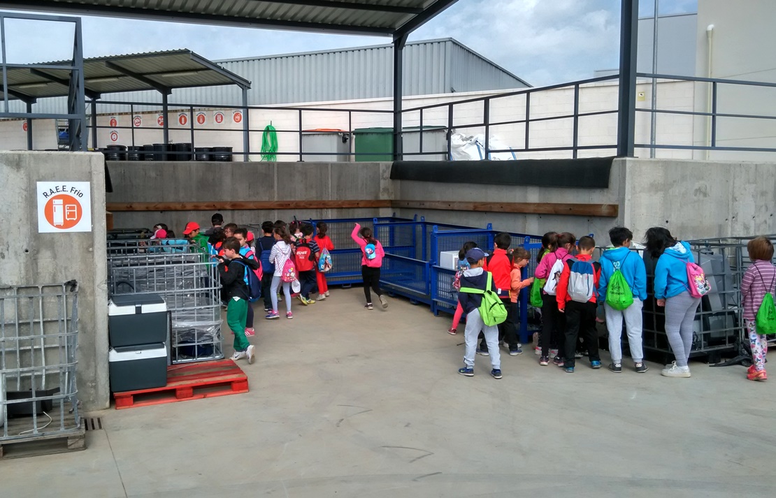 Más de un centenar de escolares reciben clases de reciclaje