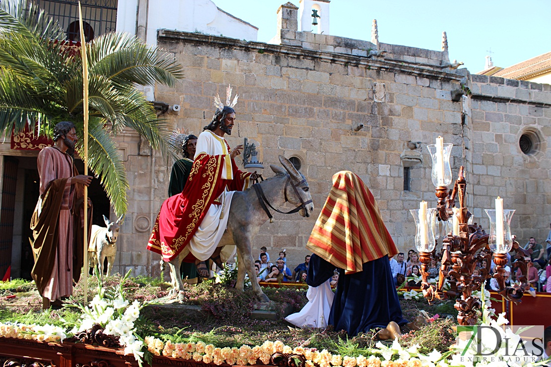 Miles de espectadores acuden a la procesión de La Burrita en Mérida