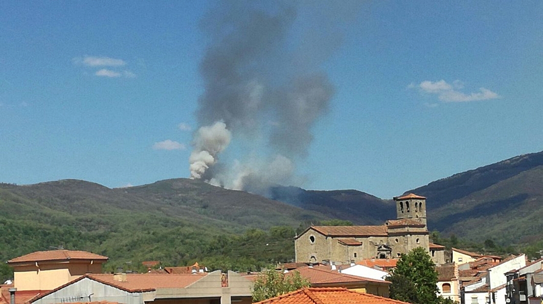 Un incendio forestal afecta al Valle del Ambroz (Cáceres)