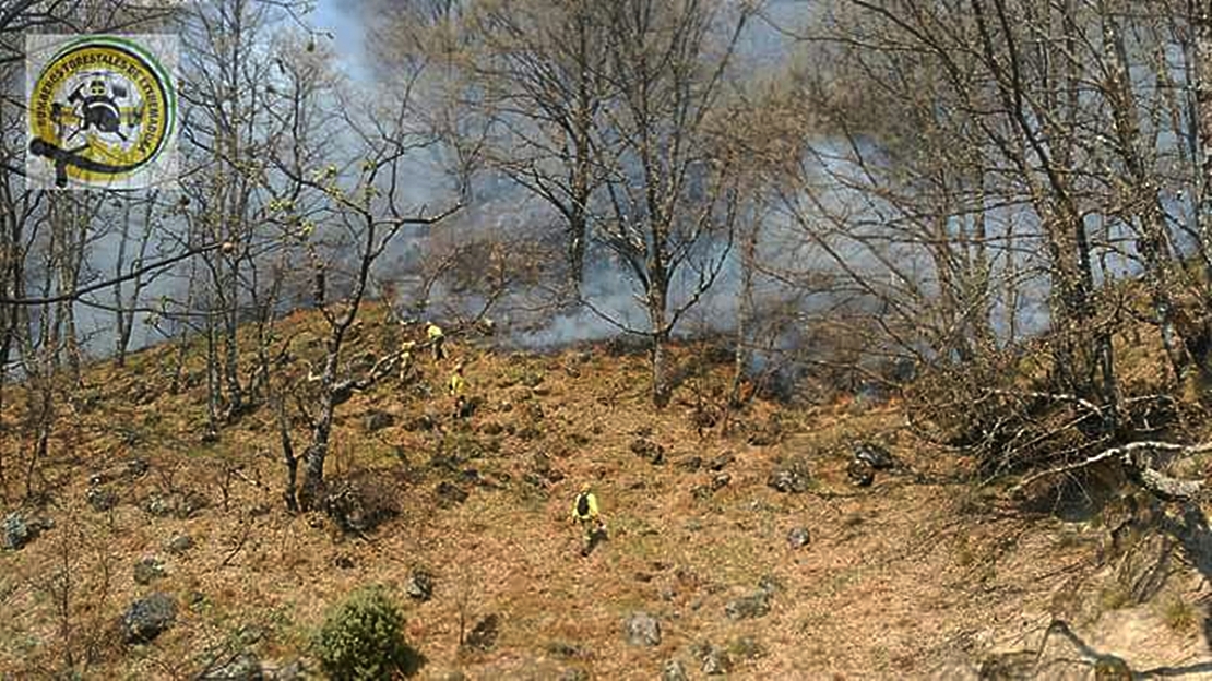 Varios retenes luchan por sofocar el incendio en Garganta de los Papuos (Jerte)