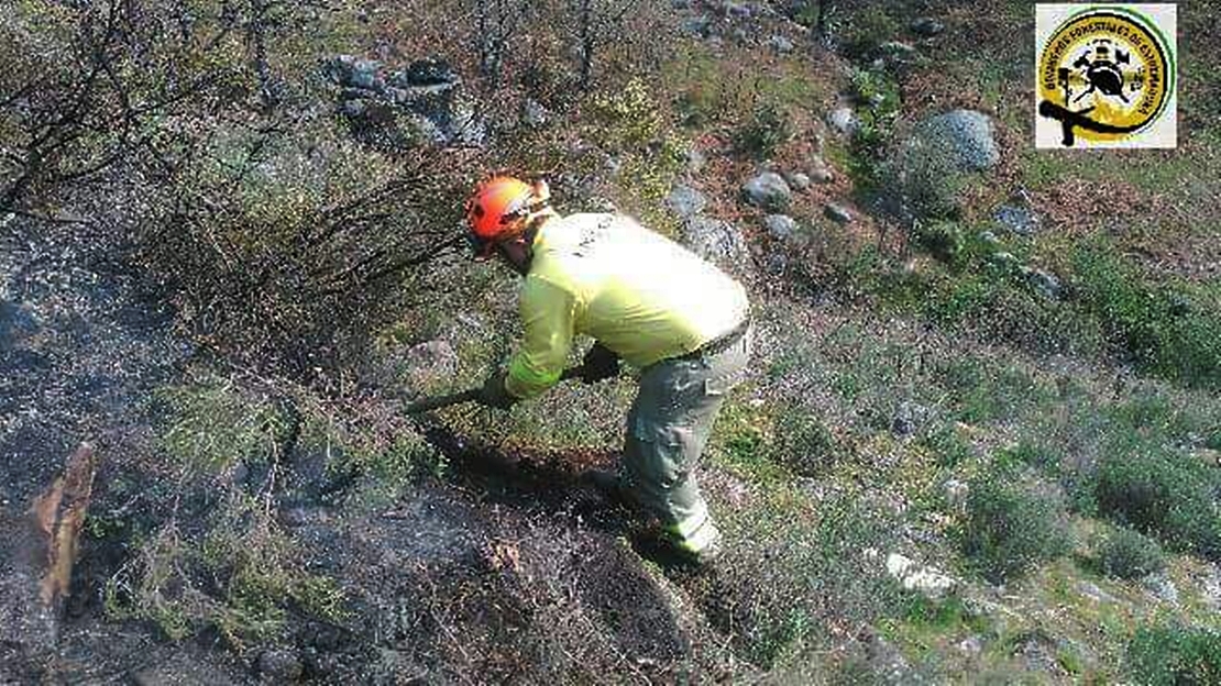 Varios retenes luchan por sofocar el incendio en Garganta de los Papuos (Jerte)