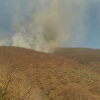 Varios retenes luchan por sofocar el incendio en Garganta de los Papuos (Jerte)