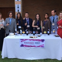 Los alumnos de Enología muestran sus vinos en una cata