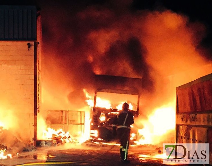 Incendio en una nave del polígono industrial de Almendralejo