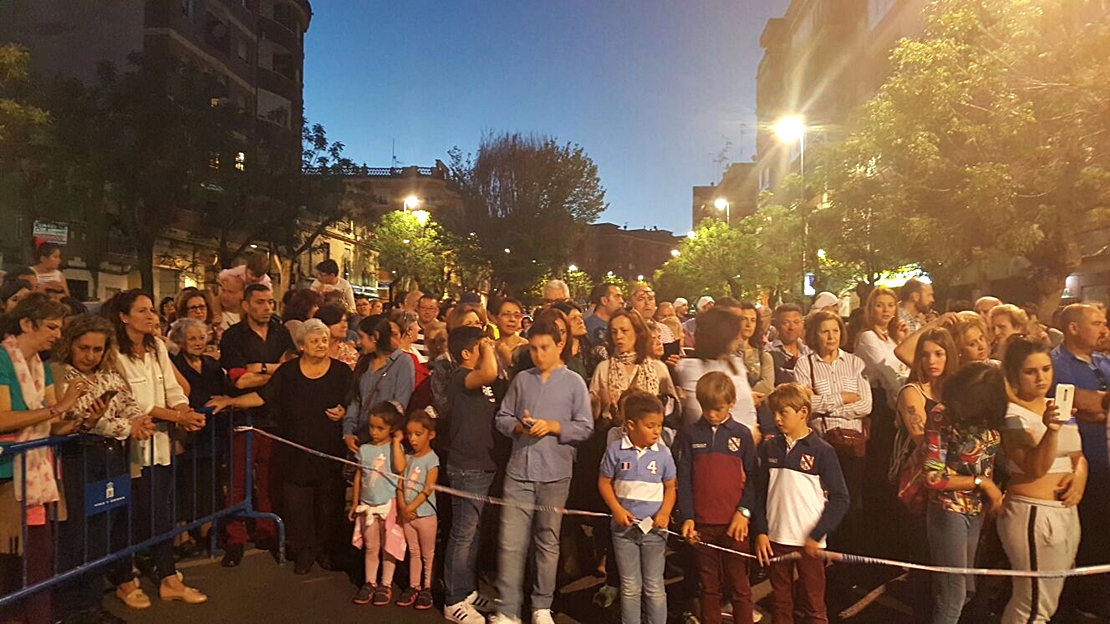 Miles de pacenses se agolpan en San Fernando (Badajoz) para seguir el Martes Santo