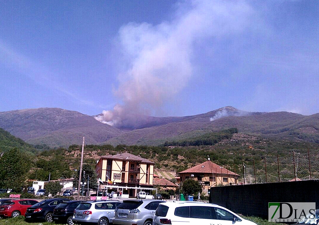 Continúa activo el incendio declarado en el Valle de Jerte