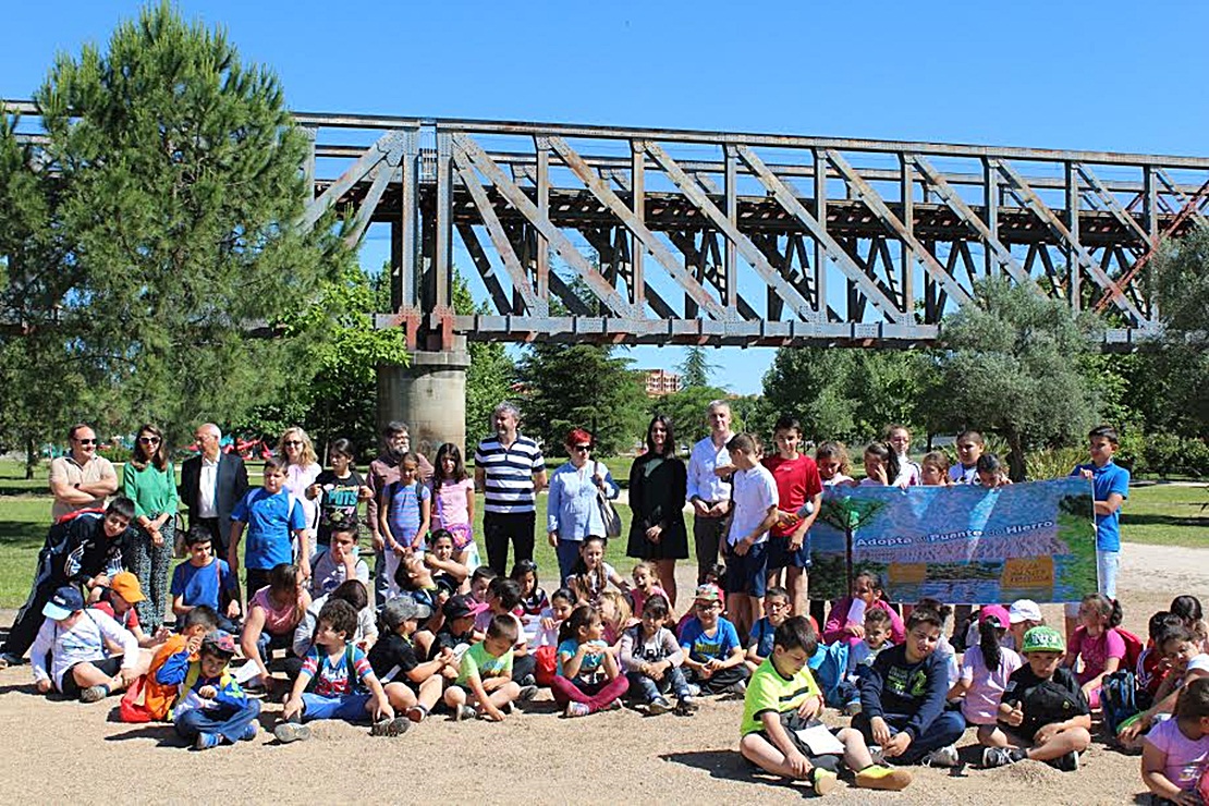 El colegio Pablo Neruda adopta el Puente de Hierro de Mérida