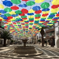 1.400 paraguas inundan de color la Plaza Mayor de Malpartida de Cáceres