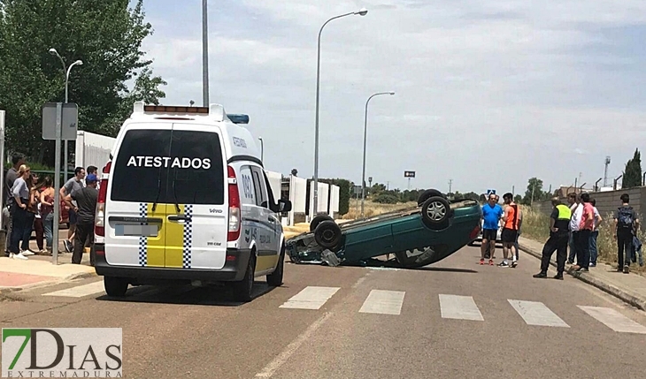 Aparece un coche volcado en las inmediaciones de la RUCAB (Badajoz)