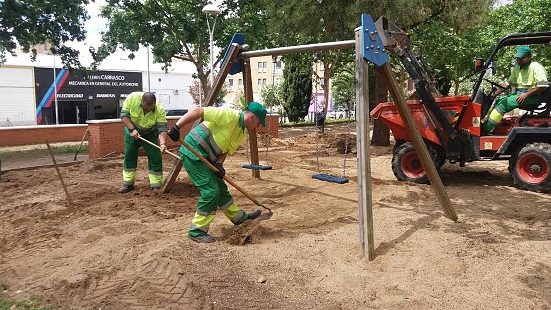 Arreglos de caminos, desbroces y reposición de parques infantiles en Mérida