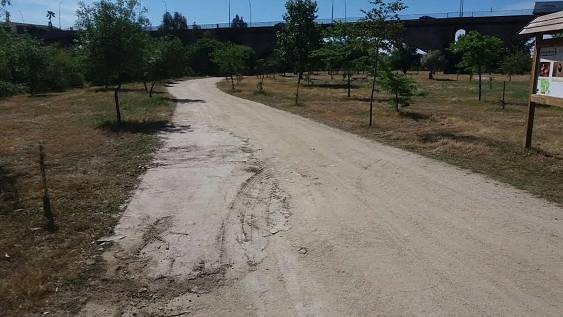 Arreglos de caminos, desbroces y reposición de parques infantiles en Mérida