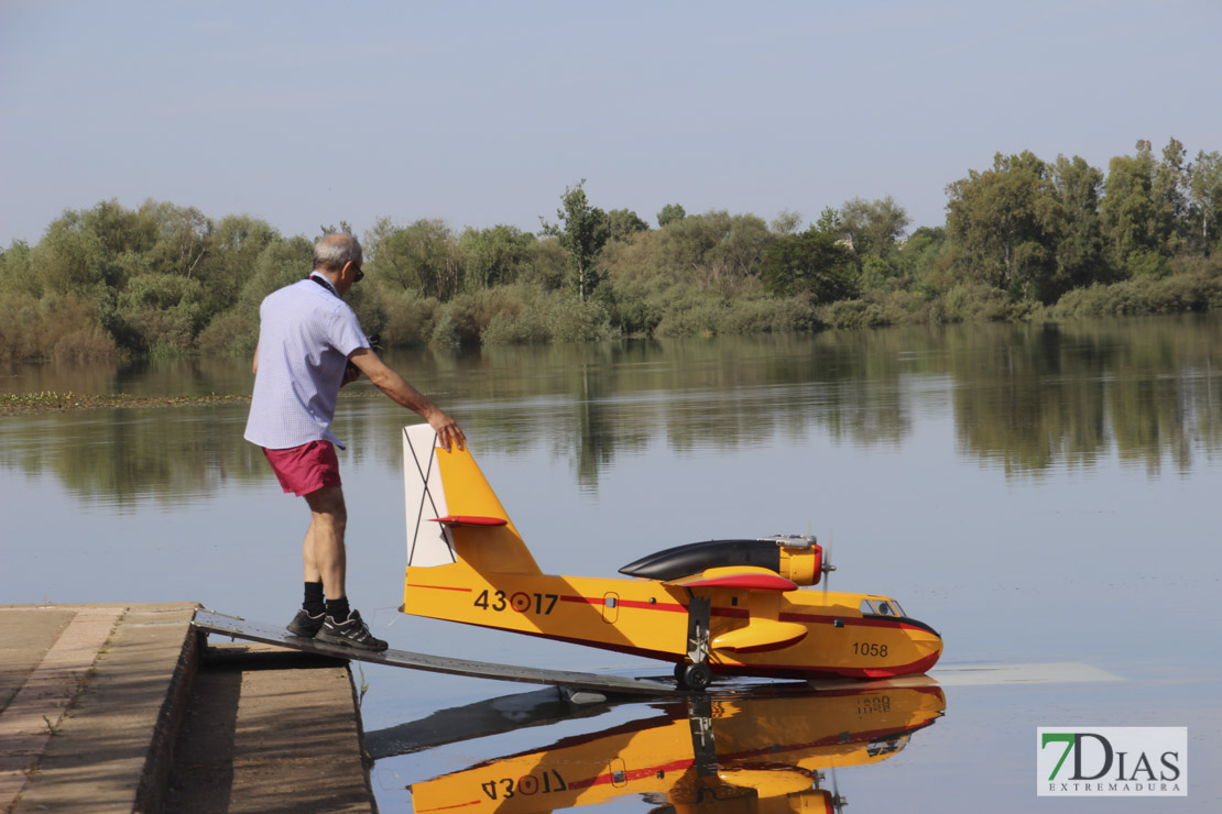 Los hidroaviones toman el Guadiana a su paso por Badajoz