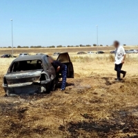 Un incendio en un vehículo sorprende a los ciudadanos en el mercadillo de Badajoz