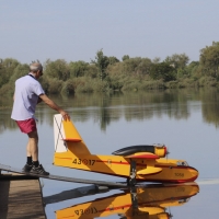 Los hidroaviones toman el Guadiana a su paso por Badajoz