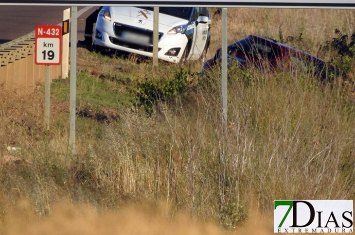 Dos vehículos colisionan en la carretera de Sevilla