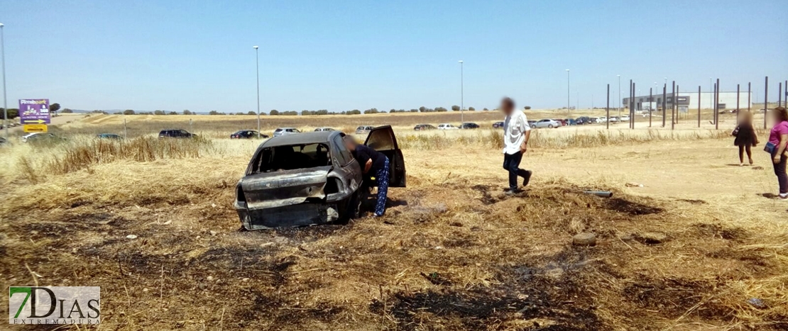 Un incendio en un vehículo sorprende a los ciudadanos en el mercadillo de Badajoz