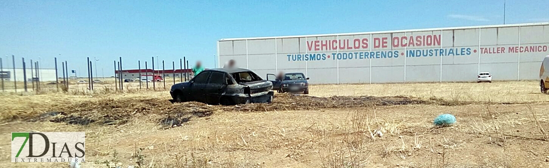 Un incendio en un vehículo sorprende a los ciudadanos en el mercadillo de Badajoz