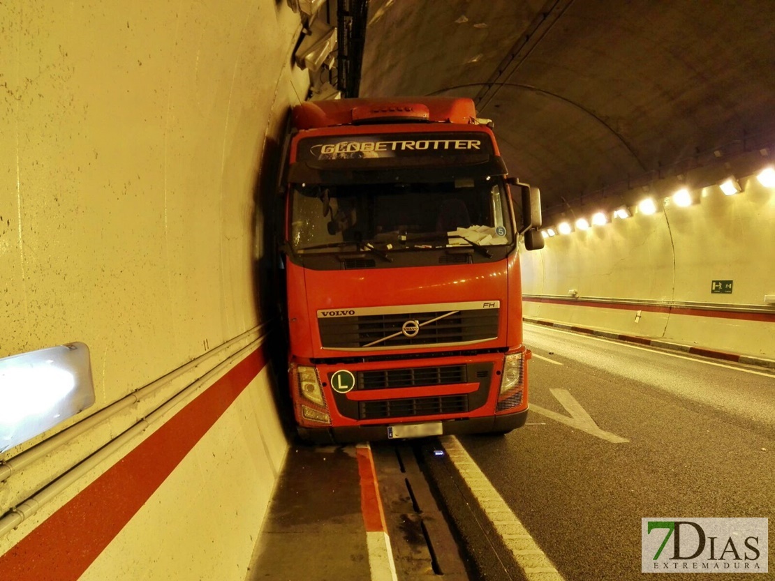 Peligroso accidente en el túnel extremeño de Miravete