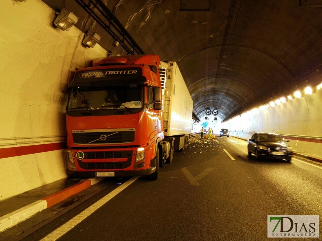 Peligroso accidente en el túnel extremeño de Miravete