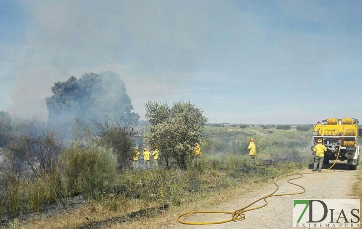 Los bomberos extinguen un incendio declarado en Los Ibores (Cáceres)