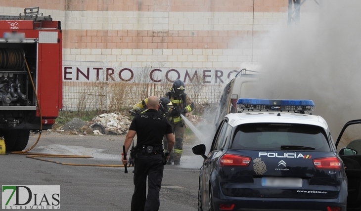 Sale ardiendo un vehículo en la Carretera de la Corte (Badajoz)