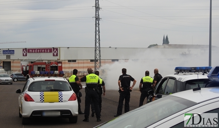 Sale ardiendo un vehículo en la Carretera de la Corte (Badajoz)