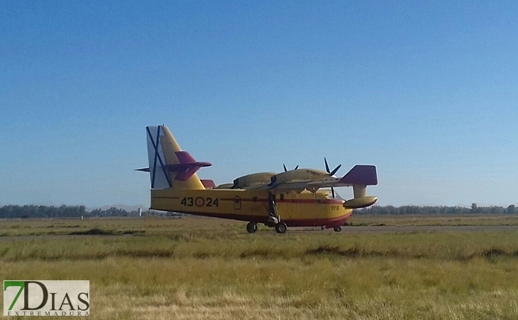 Un hidroavión de la Base Aérea se une a la labores de extinción