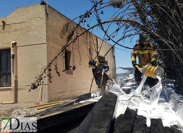 Varios bomberos atendidos tras apagar un incendio en oficinas de Caya