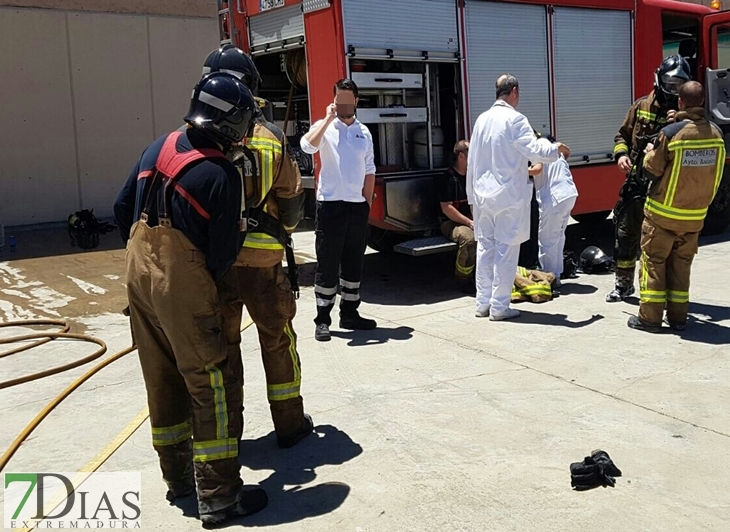 Varios bomberos atendidos tras apagar un incendio en oficinas de Caya