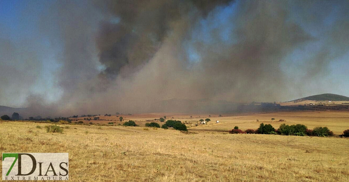 Nivel 1 de peligrosidad por un incendio en Alconchel (Badajoz)