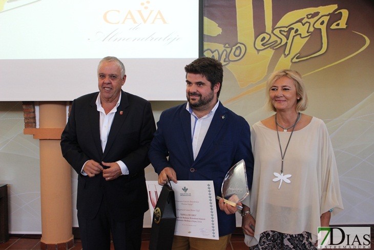 Caja Rural premia al mejor jamón y el mejor cava extremeño