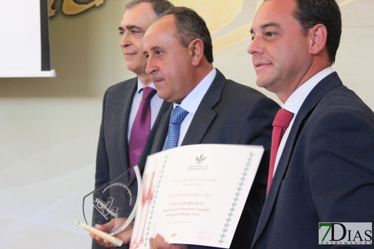 Caja Rural premia al mejor jamón y el mejor cava extremeño