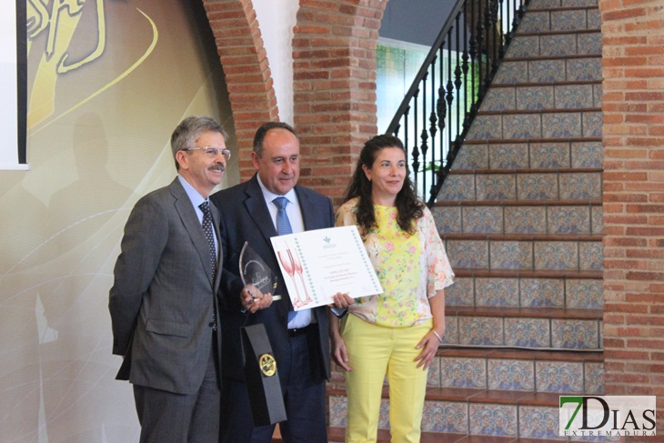 Caja Rural premia al mejor jamón y el mejor cava extremeño