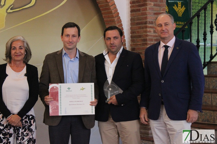 Caja Rural premia al mejor jamón y el mejor cava extremeño