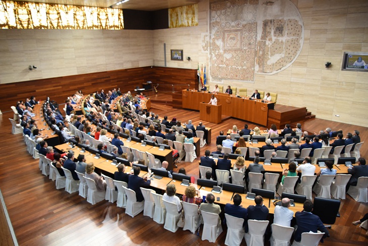 El Parlamento extremeño alza su voz para reclamar un tren digno