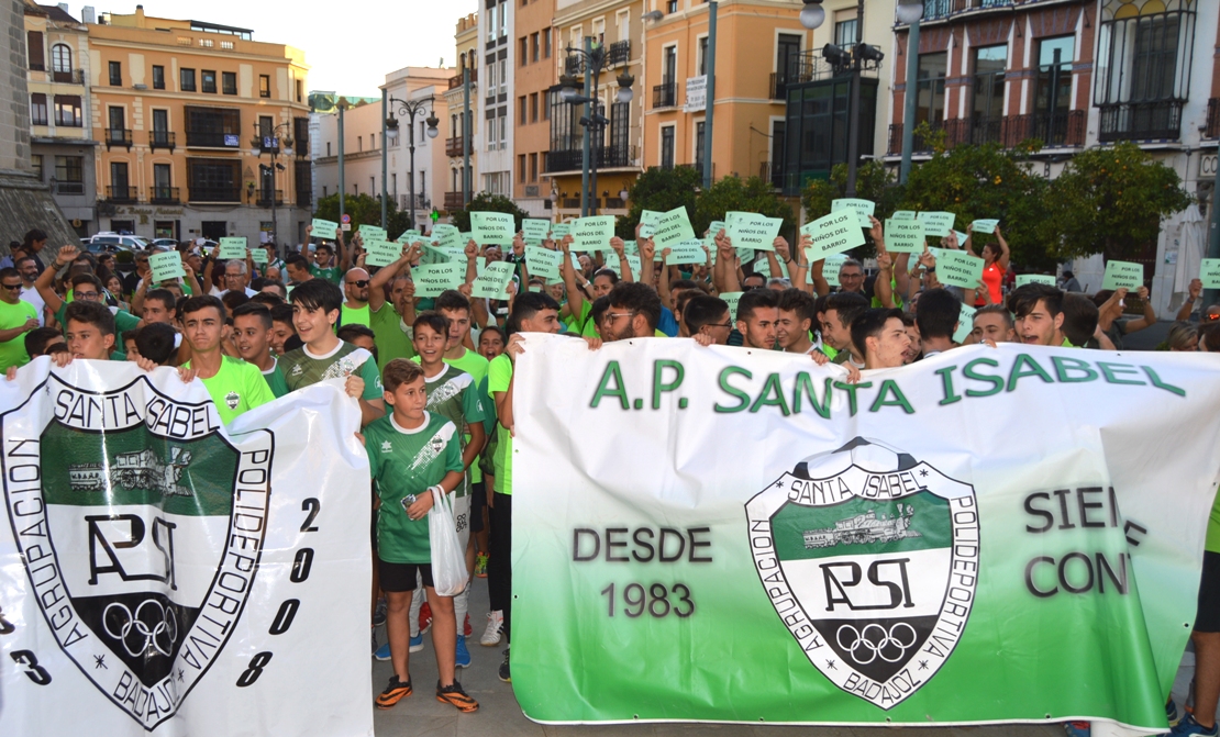 Cientos de niños se manifiestan contra el concejal de Deportes