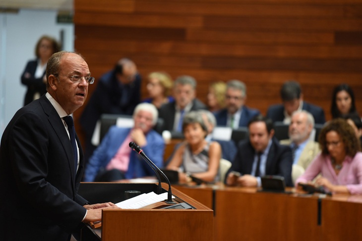 El Parlamento extremeño alza su voz para reclamar un tren digno